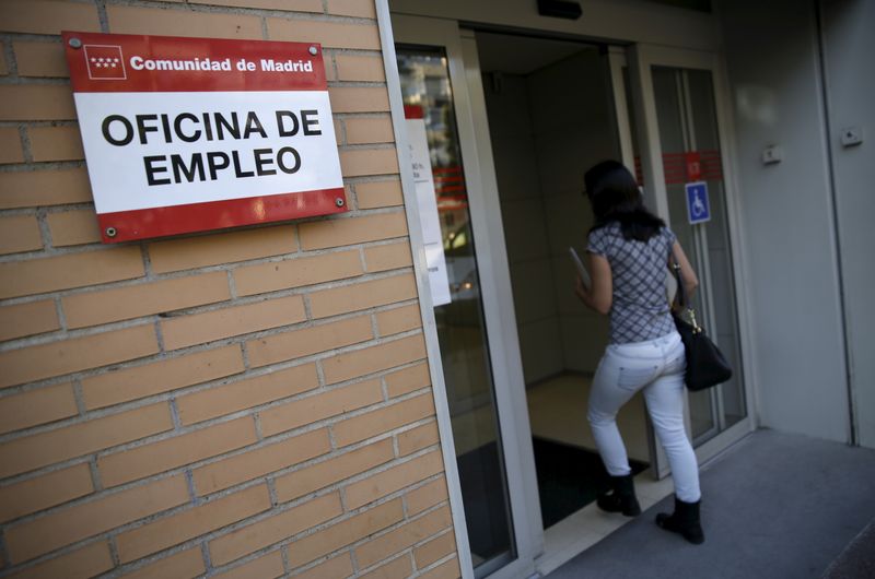 © Reuters. Una mujer ingresa en una oficina de empleo en Madrid, España, el 2 de octubre de 2015