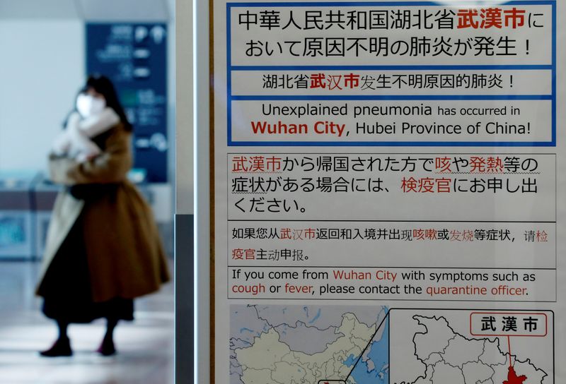 © Reuters. バス運転手が新型肺炎に感染、武漢へ渡航歴なし＝加藤厚労相