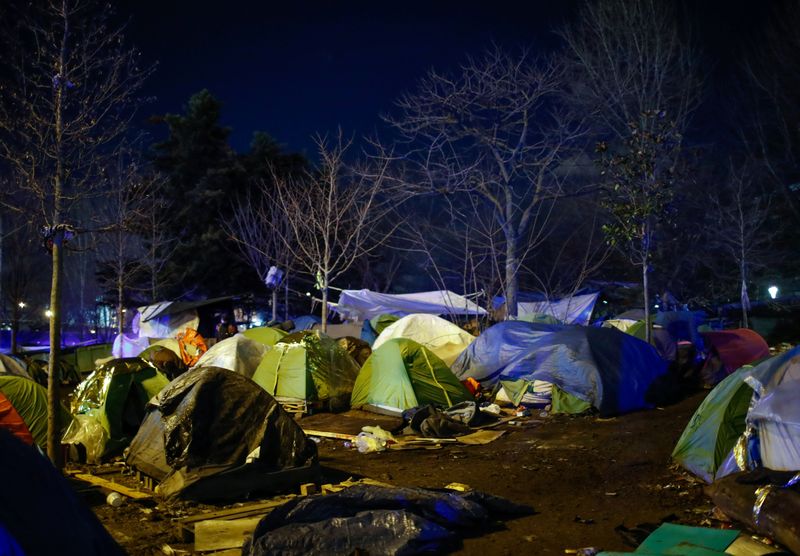 © Reuters. French police clear out migrants from an illegal camp in north Paris