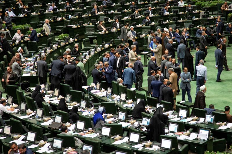 © Reuters. FILE PHOTO: Iranian lawmakers attend a session of parliament in Tehran