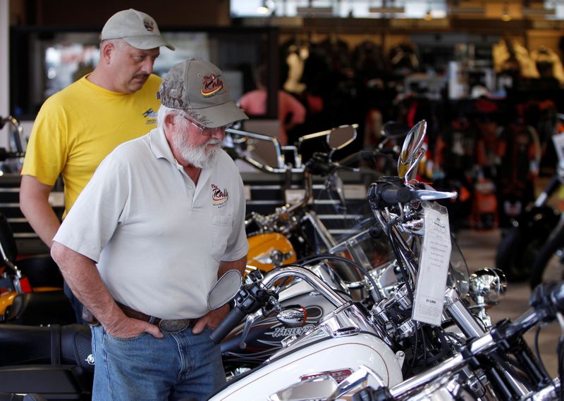 © Reuters. FILE PHOTO: Customers look at the showroom inventory at Harley-Davidson of Frederick in Frederick Maryland