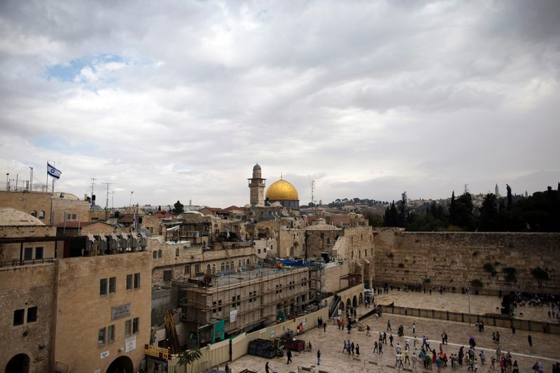 © Reuters. FILE PHOTO: General view of the Western Wall and the Dome of the Rock in Jerusalem's Old City