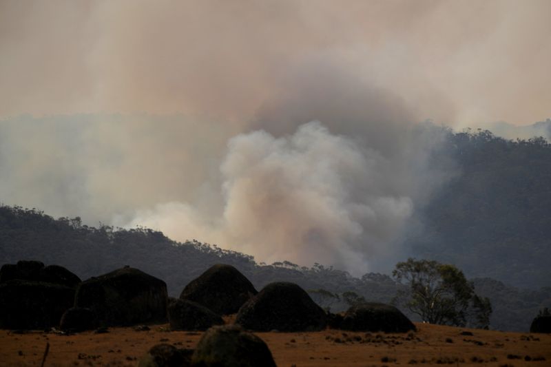 Austrália combate nova ameaça de incêndio florestal e fumaça encobre a capital