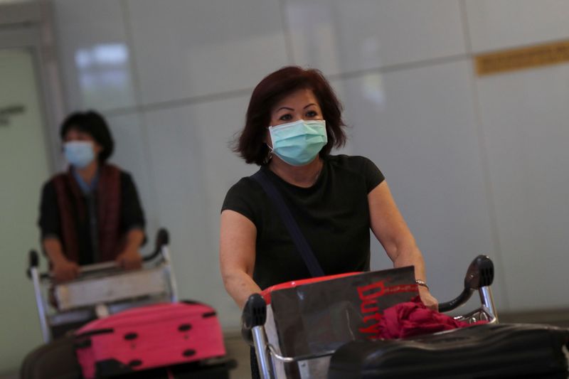 © Reuters. Viajantes vindos da China chegam ao aeroporto de Guarulhos, em São Paulo