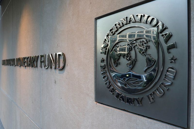 © Reuters. FILE PHOTO:  IMF logo is seen outside the headquarters building in Washington