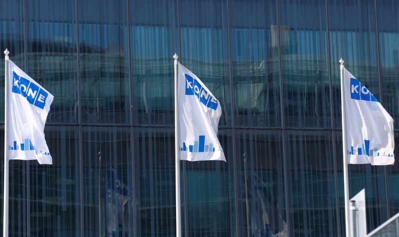 © Reuters. FILE PHOTO: Finnish company KONE flags flutter at their headquarters in Espoo