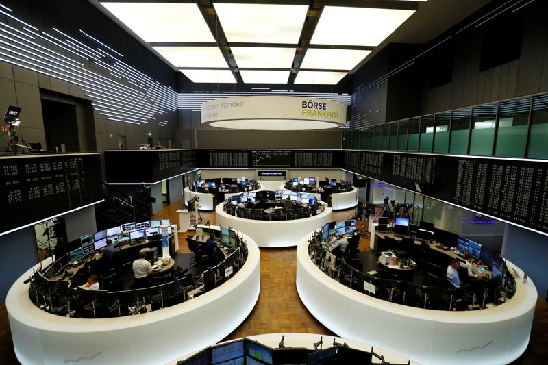 © Reuters. Traders work at the Frankfurt Stock Exchange