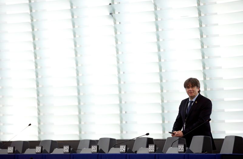 © Reuters. El ex presidente de la Generalitat de Catalunya, Carles Puigdemont, es visto en el Parlamento Europeo en Estrasburgo, Francia