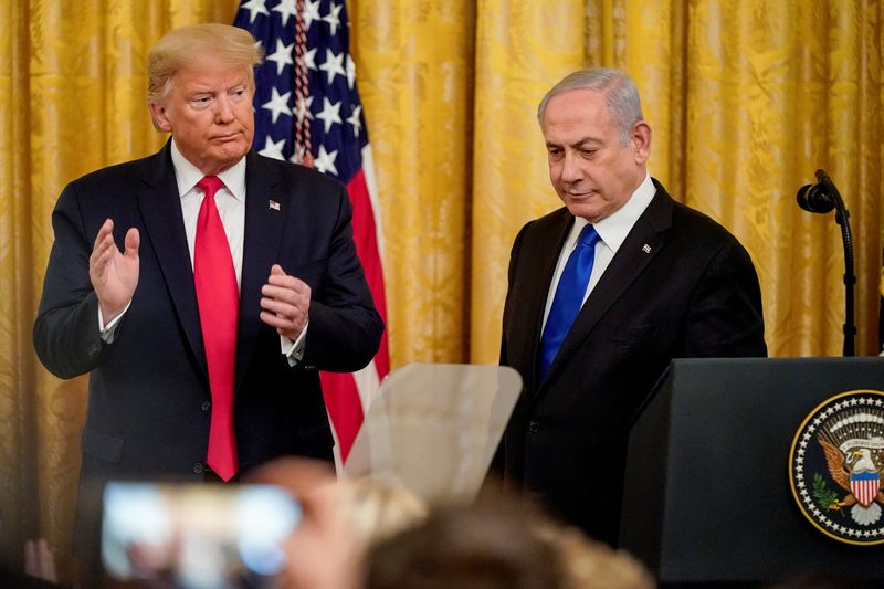 © Reuters. U.S. President Trump and Israel's Prime Minister Netanyahu discuss Middle East peace plan proposal at the White House in Washington