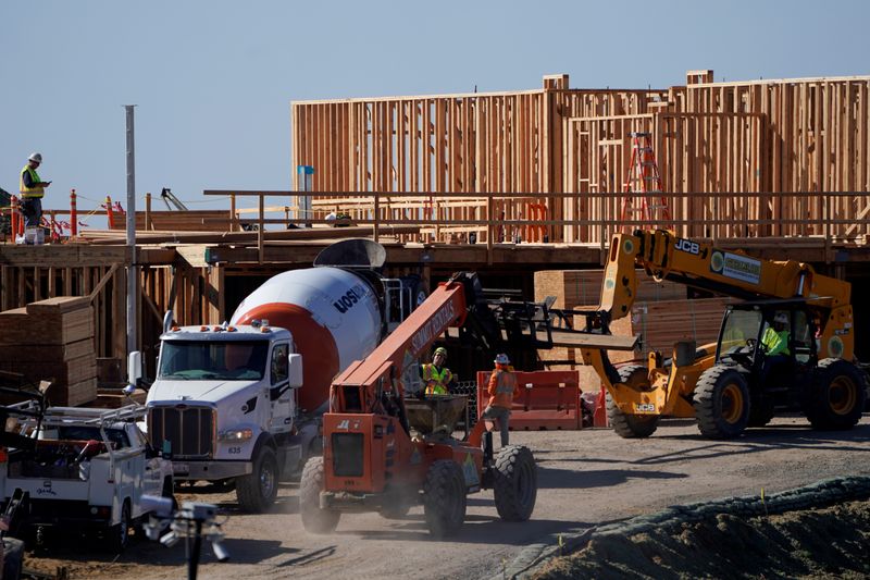 © Reuters. Work crews construct a new hotel complex on oceanfront property in Encinitas, California