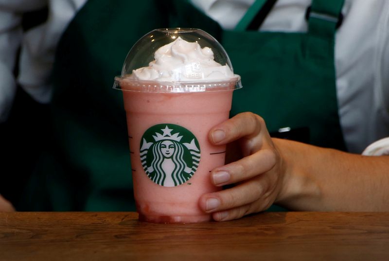 © Reuters. FILE PHOTO: A waitress prepares a beverage at a branch of Starbucks coffee in Tokyo