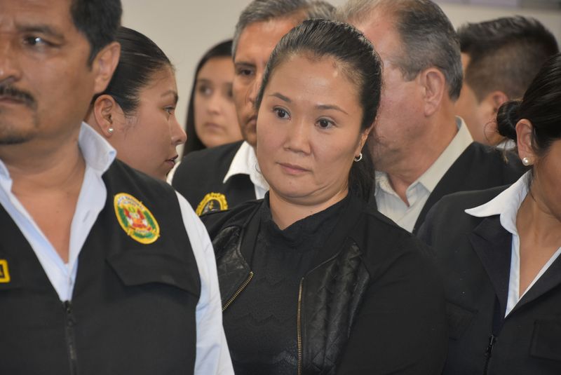 © Reuters. FOTO DE ARCHIVO: La opositora Keiko Fujimori es escoltada por agentes de policía después de que un juez le ordenó que volviera a la cárcel en espera de un juicio por las acusaciones de que usó a su partido para lavar dinero para la empresa brasileña