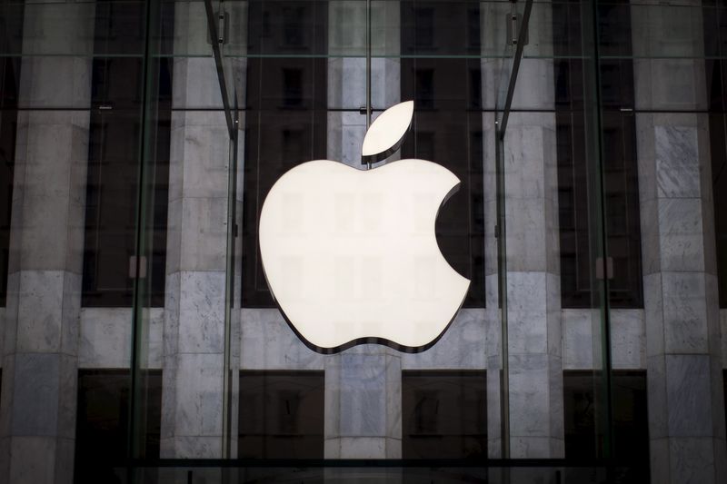 © Reuters. Imagen de archivo del logo de Apple sobre la entrada de una tienda de la compañía en la Quinta Avenida en el distrito de Manhattan en la ciudad de Nueva York