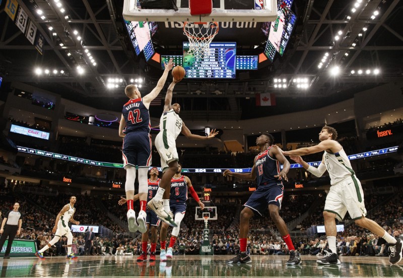 NBA roundup: Middleton scores 51 as Giannis-less Bucks explode