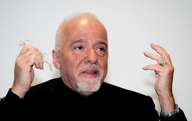 El escritor brasileño Paulo Coelho destruirá el borrador de un libro infantil que escribía con Kobe Bryant