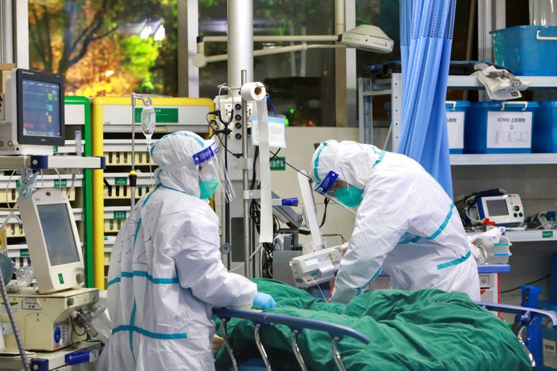© Reuters. Personal médico en trajes protectores trata a un paciente con neumonía causada por el nuevo coronavirus en el Hospital Zhongnan de la Universidad de Wuhan, en Wuhan, provincia de Hubei (China), el 28 de enero de 2020