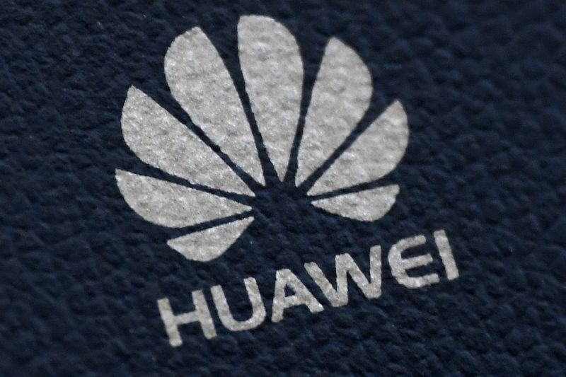 © Reuters. The Huawei logo is seen on a communications device in London, Britain