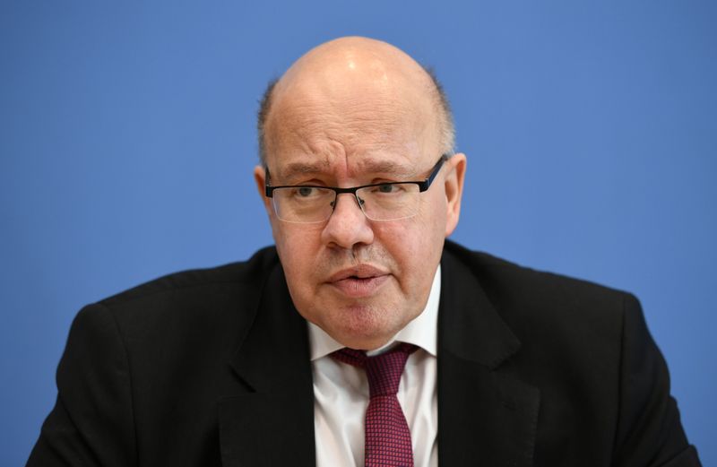 © Reuters. El ministro de Economía y Energía de Alemania, Altmaier, presenta un informe económico anual y una ley de salida de carbón en Berlín.