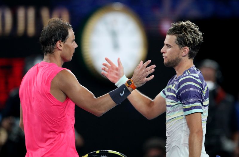 © Reuters. Dominic Thiem y Rafael Nadal se saludan tras su partido de cuartos de final del Abierto de Australia disputado en el Melbourne Park