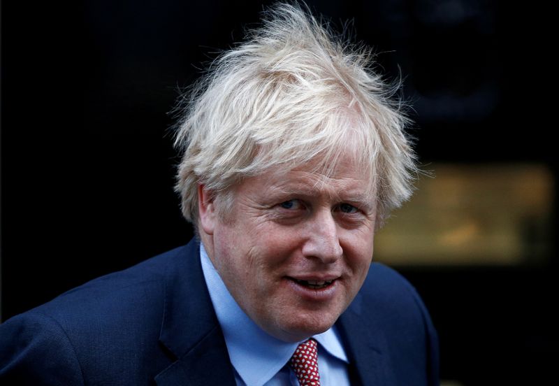 © Reuters. El primer ministro británico Johnson deja Downing Street en Londres