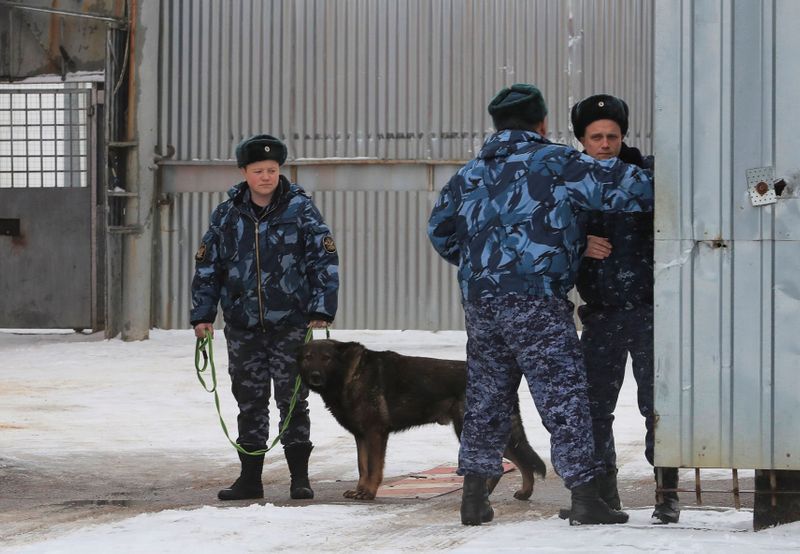 © Reuters. Members of the Federal Penitentiary Service are seen at the gate of a penal colony, where Naama Issachar serves her sentence, in Moscow region