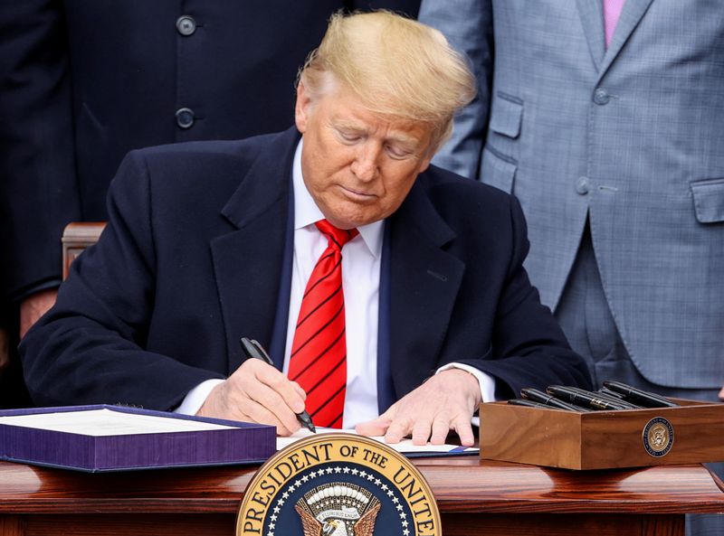 © Reuters. U.S. President Trump hosts signing ceremony for USMCA trade deal at the White House in Washington