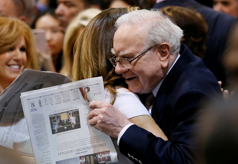 © Reuters. Warren Buffett, CEO da Berkshire Hathaway, com um jornal em mãos durante evento em Omaha, Nebraska (EUA)