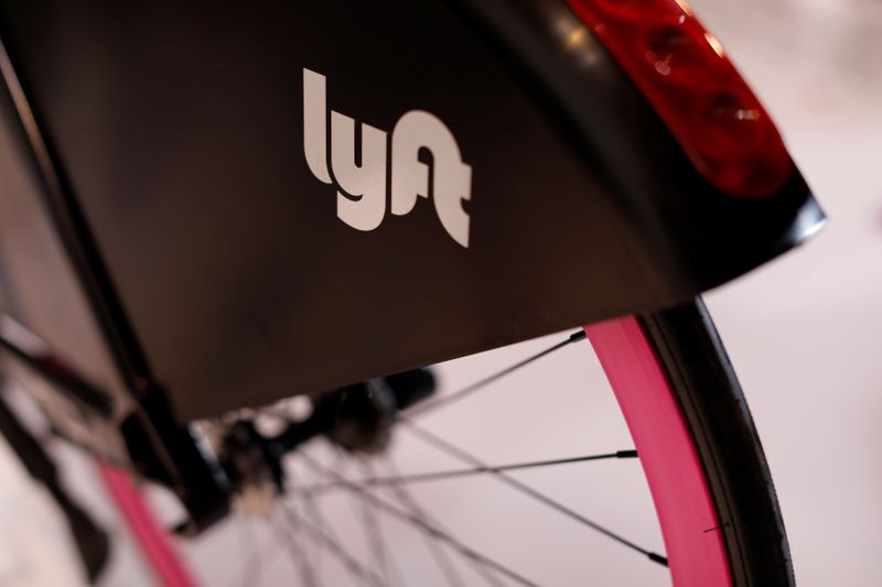 © Reuters. A Lyft bicycle is shown at the Lyft listing on the Nasdaq during an IPO event in Los Angeles