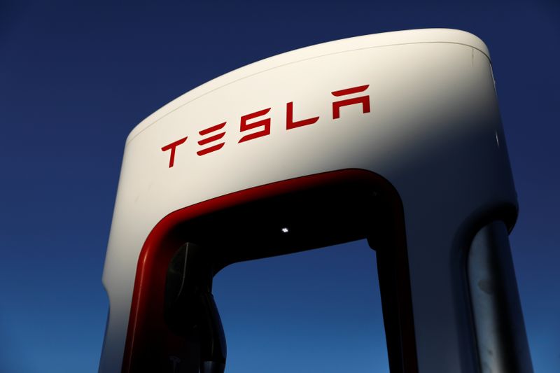 © Reuters. Tesla super chargers are shown in Mojave, California