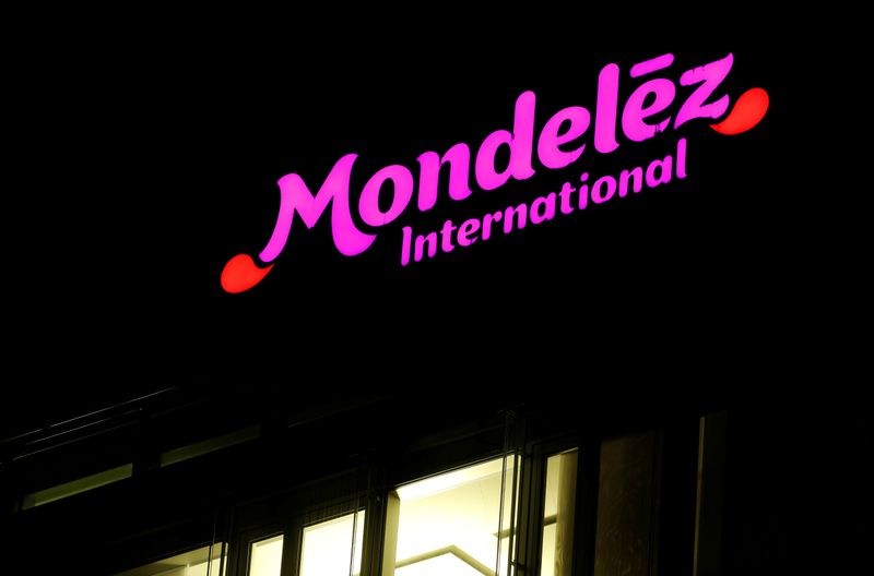 © Reuters. Logo of Mondelez International is seen in Opfikon