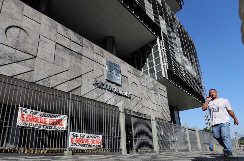 Petroleiros aprovam greve a partir de sábado; Petrobras diz que movimento é descabido