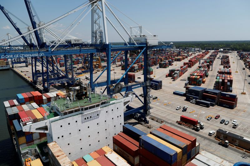 © Reuters. The view from one of the ship-to-shore cranes at Wando Welch Terminal operated by the South Carolina Ports Authority in Mount Pleasant