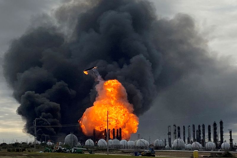 © Reuters. FILE PHOTO: A process tower flies through the air after exploding at the TPC Group Petrochemical Plant in Port Neches