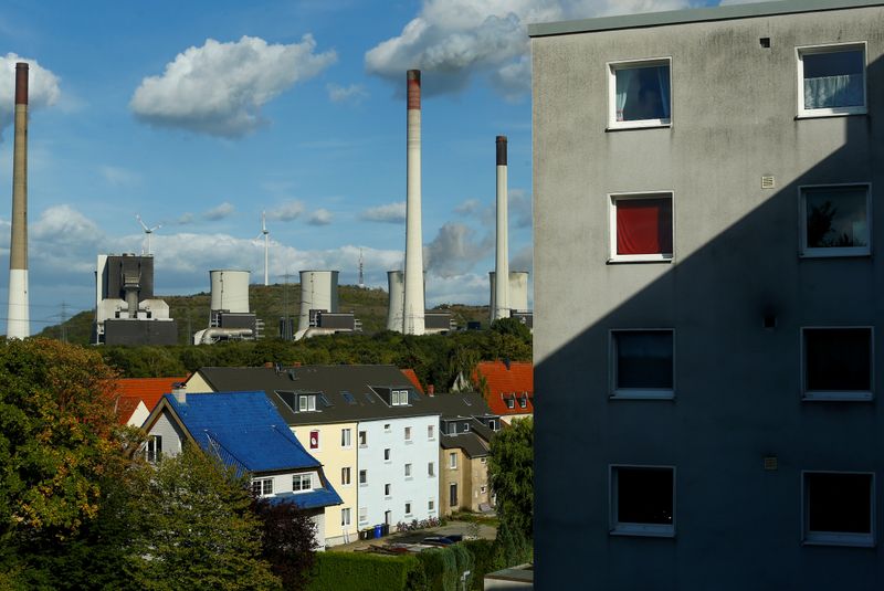 © Reuters. FILE PHOTO: The coal power plant Scholven of German energy utility company Uniper is seen behind houses in Gelsenkirchen