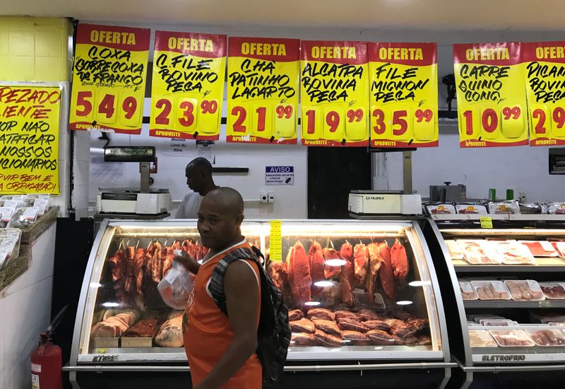 © Reuters. Consumidor compra carne em supermercado do Rio de Janeiro