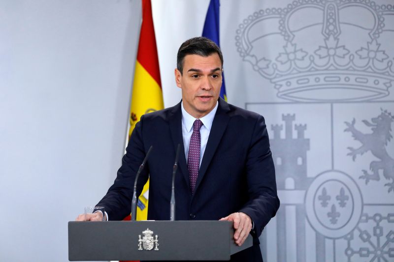 © Reuters. FOTO DE ARCHIVO: El presidente del Gobierno, Pedro Sánchez, asiste a una conferencia de prensa después de la primera reunión del gabinete en el Palacio de la Moncloa en Madrid, España, 14 de enero de 2020