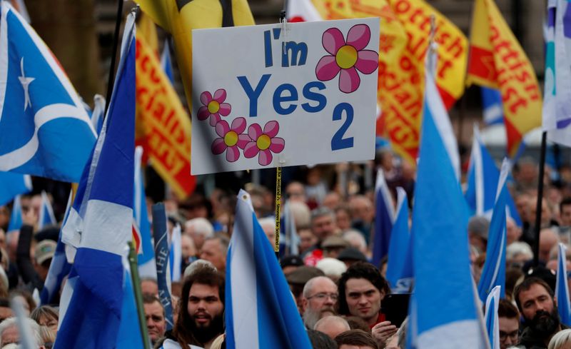 © Reuters. FILE PHOTO: Pro-Scottish Independence rally in Glasgow