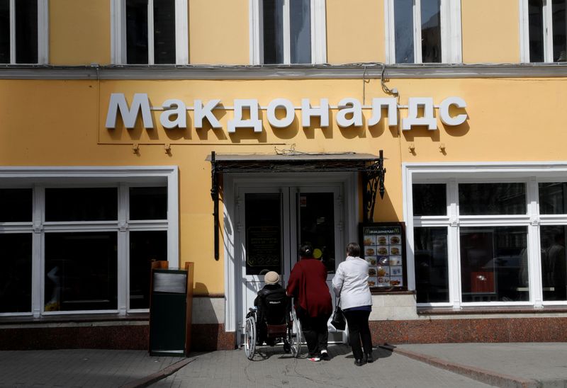 © Reuters. FILE PHOTO: People enter a McDonald's restaurant in Moscow