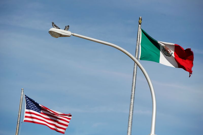 © Reuters. FILE PHOTO: The US flag and the Mexico's flag are pictured on the international border bridge Paso del Norte in between El Paso US and Ciudad Juarez in Ciudad Juarez, Mexico