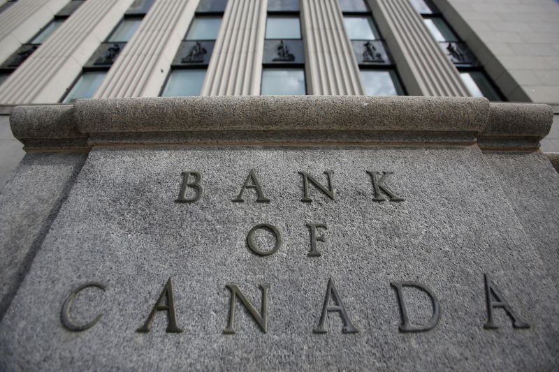 © Reuters. A sign is pictured outside the Bank of Canada building in Ottawa