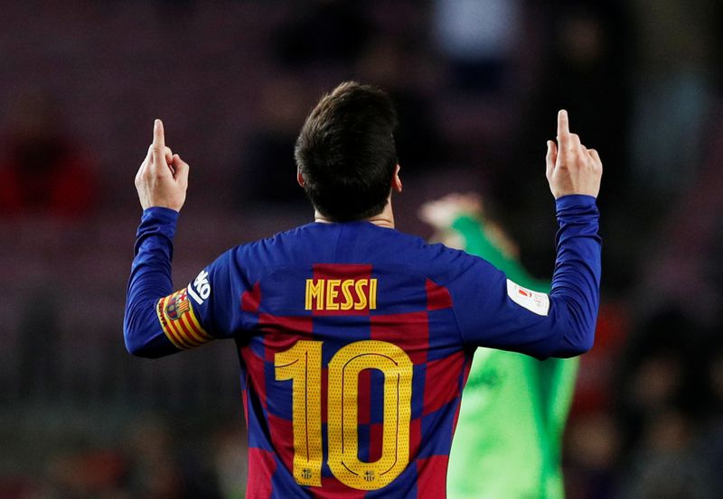 © Reuters. ميسي يبدع في انتصار برشلونة الساحق 5-صفر على ليجانيس في كأس ملك إسبانيا