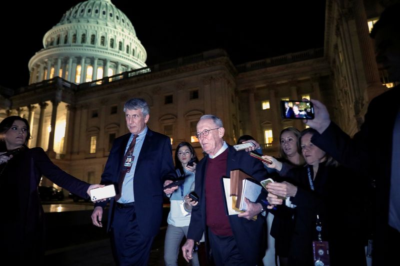 © Reuters. U.S. Senator Lamar Alexander speaks to reporters as he exits the Trump impeachment trial in Washington