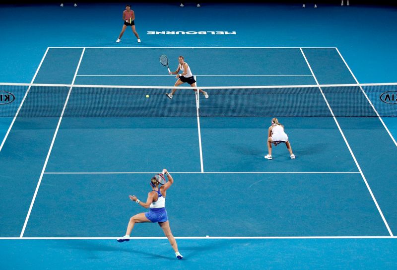 © Reuters. Tennis - Australian Open - Women's Doubles Final