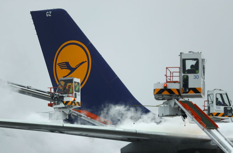 © Reuters. A Lufthansa passenger aircraft undergoes de-icing before takeoff from Frankfurt airport