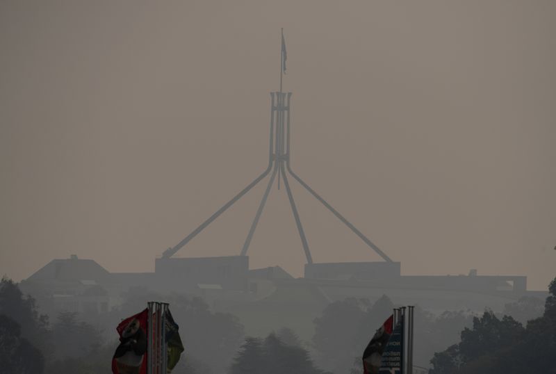 Declaran el estado de emergencia en Australia al cercar el fuego la capital