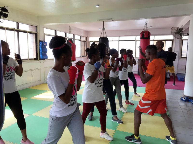 © Reuters. تدريبات في الملاكمة والكاراتيه وسيلة النيجيريات لمواجهة العنف الجنسي