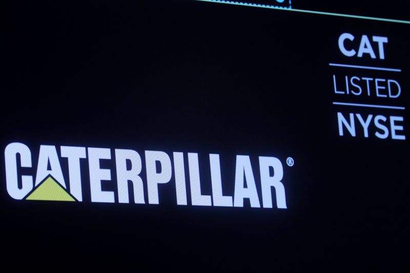© Reuters. Il logo del gruppo Caterpillar Inc. trasmesso su uno schermo della Borsa di New York