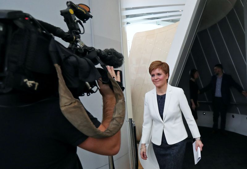 Sturgeon, dispuesta a comprobar legalidad de un referéndum de independencia en Escocia