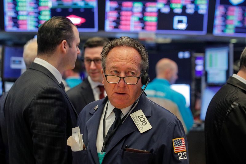 © Reuters. Traders work on the floor at the NYSE in New York