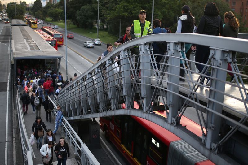 © Reuters. Passengers wait for a Transmilenio system bus during rush hour in Bogota